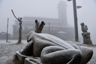 Schneeflocken mischen sich am Fichtelberg ins Novembergrau: So stehen die Chancen auf mehr Weiß im Erzgebirge - Ins Novembergrau haben sich am Mittwochmorgen auf dem Fichtelberg einige Schneeflocken gemischt.