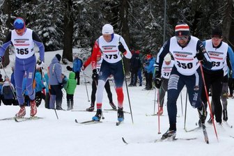 Schneeflöckchen statt Schneeglöckchen - Referent und Aktiver: Patrick Oettel vom SC Norweger Annaberg (Nummer 350) ließ sich den Start bei den Masters nicht entgehen. Hier nimmt er gemeinsam mit Jörg Leupold (VfA Dresden/365), Ralf Stejskal (SV Goldlauter/375) und Andreas Weniger (ATSV Gebirge-Gelobtland/363) einen Anstieg. Dass die Älteren innerhalb der Deutschen Meisterschaft mit dem Feld der Elite-Skilangläufer starten durften, fanden sie super. 