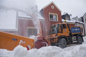 Schneefräse entfernt weiße Pracht in Annaberg-Buchholz -