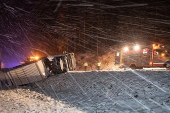 Schneeglätte auf B 92: Lkw rutscht Böschung hinab und kippt um - 