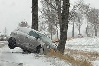 Schneeglätte macht Fahrern im Erzgebirge zu schaffen - 