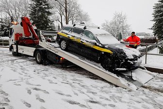 Schneeglätte: Straße nach Unfall gesperrt - Auf der schneeglatten Oberen Hauptstraße in Wittgensdorf sind ein Volvo und ein VW kollidiert.
