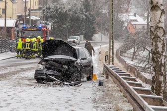 Schneeglätte-Unfall im Erzgebirge: Schwangere bei Crash verletzt - Der Unfall ereignete sich auf der Chemnitzer Straße in Niederdorf.