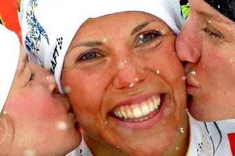 Schneekönigin Charlotte die I. - Ein Küsschen für Siegerin Charlotte Kalla von Jessica Diggins (links) und Caitlin Gregg.