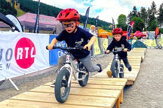 Schneelose Zeit im Erzgebirge: Bike und Berge - und ein Experiment am Fichtelberg - Leo (vorn) und Till auf dem Pumptrack zur Veranstaltung „Bike-Genuss Erzgebirge“ in Oberwiesenthal.