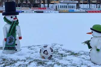 Schneemänner statt Fußball im Oelsnitzer Elstertalstadion - 