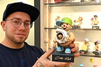 Schneemannland hilft Kinderhospiz: Fast 2000 Euro für eine Figur der City Kids - Peter Wagner zeigt das Objekt der Begierde: Eine Figur der City Kids für „Tuner Helfen“. Der Turbolader hat sogar ein bewegliches Teil.