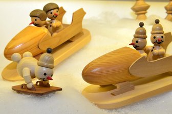Schneemannland, Streuobst und Schlager: Fünf Tipps zum Wochenende in Mittelsachsen - Abgefahren: Die als Schneemannland bekannte Drechslerei Wagner in Riechberg lädt am Sonntag von 9 bis 17 Uhr zum Tag des traditionellen Handwerks ein. In der Bastelstube können Gäste auch selbst Schneemänner zusammenbauen.