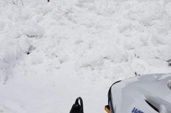 Schneemauern bremsen Skispaß auf der Loipe aus - Mit Schneemauern zugeschobener Loipeneinstieg am Holzabfuhrplatz.