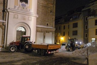 Schneeräumen für Freiberger Bühnenball - Vorbereitungen für den Bühnenball am Freiberger Buttermarkt laufen.