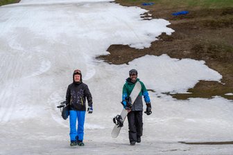 Schneereste im Erzgebirge: Snowboarder wagen letzte Abfahrt - Sichtlich Spaß gemacht hat Adrian Fichtner und Sebastian Kitzing (l.) ihre letzte Abfahrt im Erzgebirge.