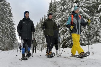 Schneeschuhwanderung treibt Puls in die Höhe - Die dreistündige Schneeschuhwander-Tour bereitete Pascal Ebert, Trainer Kirsten Weber und Kevin Roch (v. l.) sichtlich Spaß.