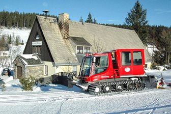 Schneesicherheit ist zu gering: Gemeinde im Erzgebirge verkauft Pistenbully - Der Pistenbully, den die Gemeinde Breitenbrunn jetzt verkauft hat, bei einem Einsatz 2007 am Loipeneinstieg am Dorfhaus Tellerhäuser. In der hinteren Kabine konnten bis zu acht Personen mitfahren.