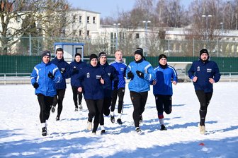 Schneetreiben statt Testspiel: Mittweidas und Frankenbergs Fußballer vor Kaltstart in Rückrunde - Dick eingepackt trotzten die Germania-Kicker am Samstagvormittag dem Schnee und der Kälte.