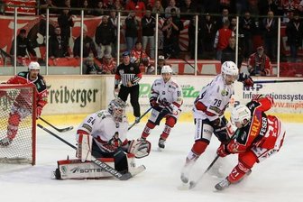 Schneewalzer im goldenen Herbst - Scott Feser (rechts) brachte die Eispiraten mit seinen Treffern zum 2:3 und 3:3 am Sonntagabend gegen die Wölfe Freiburg wieder ins Spiel zurück. Am Ende gewann Crimmitschau nach Penaltyschießen. 