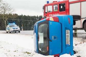 Schneewehe verursacht Unfall -