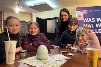 „Schneewittchen“ hat’s auch im Erzgebirge schwer: Besucherzahlen lassen sich bei Vorführungen an einer Hand abzählen - Kathleen Pilz mit den Kindern Friedrike, Jolina, Annelie und Alicia. Sie waren am Freitagabend im Kino Schwarzenberg und haben sich den „Schneewittchen“-Film angeschaut.