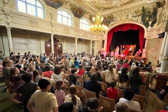Schneewittchen tanzt Macarena: Erzieher lassen in Hainichen die Hortkinder jubeln - Die Erzieher des DRK-Horts „AlberTina“ haben die Grundschüler im Festsaal „Goldener Löwe“ toben lassen.