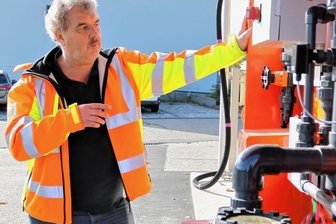 Schneezäune: Kreis rüstet sich für Winter - Uwe Fröhner, Leiter Straßenmeisterei Hainichen, am Sole-Erzeuger.