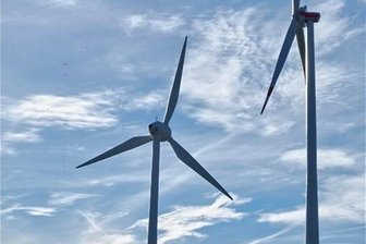 Schneidenbach: 97 von 111 sagen Ja bei Umfrage zu Windrad - Kann das alte, kleinere Windrad (links) parallel zum neuen Mega-Windrad (rechts) weiter laufen? Eine Mehrheit der Einwohner, die sich in einer Umfrage des Ortschaftsrates dazu äußerten, hat sich dafür ausgesprochen.