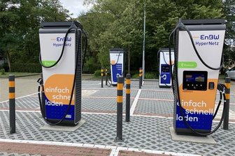 Schnell-Ladestationen als Kundenservice: Neue Elektroladesäulen beim Paletti-Park in Lugau - Die Ladesäulen auf dem Parkplatz des Einkaufscenters.
