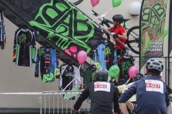 Schnell sein allein reicht nicht - Die "Stairway of Colors". Auf den farbigen Stufen hieß es definitiv absteigen und das Rad treppauf tragen.
