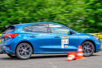 Schnell und sicher durch den Wust der Pylonen - Temporeich unterwegs: Andreas Aurich vom AMC Annaberg beim Slalom in Chemnitz.