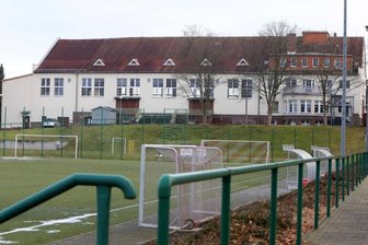 Schnelle Abhilfe ist nicht in Sicht - Die Turnhalle an der Erlbacher Straße zählt zu den Sorgenkindern in Oberlungwitz. Dringend notwendig wäre die Sanierung der Treppe und auch das Dach ist längst nicht mehr auf dem neuesten Stand. Die Verwaltung sieht sich diesbezüglich wegen fehlender Fördergelder im Wartestand.