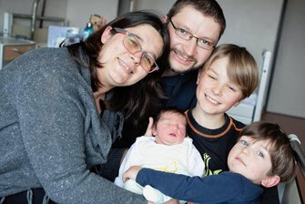Schnelle Geburt: Baby kommt vorm Plauener Vogtlandklinikum im Auto zur Welt - Marie und Tommy Pröse aus Leubnitz genießen die Kuschelzeit mit Baby Maliya und den Brüdern Tyler und Lenny (rechts).