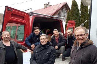 Schnelle Hilfe für Ukraine: Arzt aus Niederwiesa bringt Spenden selbst an die ukrainische Grenze - Die Spenden sind an Lukasz Mucha (hinten links) übergeben worden, der sie über die Grenze in die Ukraine bringen wird.