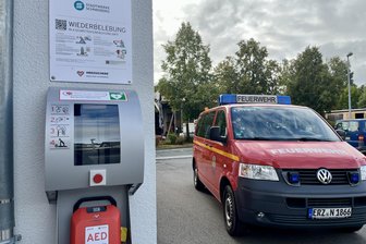Schnelle Hilfe im Notfall: Diese Standorte in Schneeberg bekommen neue Defibrillatoren - Am Gerätehaus der Feuerwehr Neustädtel an der Karlsbader Straße ist ein AED-Standort.