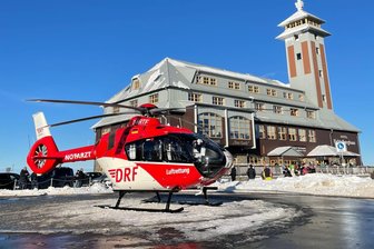 Schnelle Rettung aus der Luft: Warum der Heli am Fichtelberg gerade täglich kommt - Einmal am Tag sind seit Beginn der Skisaison Oberwiesenthal und der Fichtelberg das Ziel für die Luftrettung. Am ersten Weihnachtsfeiertag landete der Heli auch auf dem Kreisverkehr mitten auf dem Fichtelbergplateau.