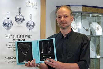 Schnelle Runden, kleine Schutzengel und silberne Anhänger: Was Besucher zum Innenstadtfest in Meerane erwartet - Michael Georgi stellt die Anhänger in der Form einer beweglichen Weltkugel mit Meerane-Motiven vor.