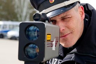 Schneller als die Polizei erlaubt: Zweimal Höchstgeschwindigkeit um bis zu 55 km/h überschritten - 