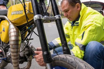 Schneller als die Polizei erlaubt - Hier prüft ein Gutachter auf dem Gelände des Polizeireviers in Auerbach den Hubraum eines beschlagnahmten Mopeds. 