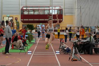 Schneller, höher, weiter: Mittelsachsens Leichtathleten auf der Jagd nach Titeln und Medaillen - TVL-Leichtathletin Katharina Rissom steigerte sich im letzten Versuch im Dreisprung auf 10,95 m. Die Weite reichte für Bronze.