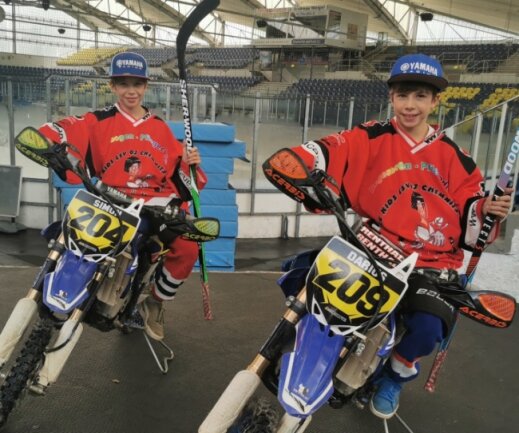 Schneller Sport im Doppelpack - Mit dem Motorrad in der Eissporthalle - für das Pressefoto geht so etwas mal. Denn die Zwillinge Simon (links) und Darius Delling haben Eishockey und Motocross als gemeinsame Hobbys. 