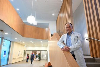 Schnellere Hilfe fürs Herz: Ein exklusiver Rundgang durch das neue Kardiologische Zentrum in Chemnitz - Warme Farben, modernes Design: Professor Karim Ibrahim, Chefarzt der Klinik für Innere Medizin I am Klinikum Chemnitz, im Eingangsbereich des neuen Kardiologischen Zentrums.