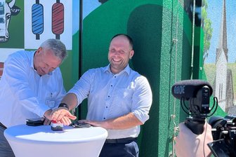 Schnelles Glasfasernetz in Witzschdorf: Start mit dreijähriger Verspätung - E2Net-Geschäftsführer Raymond Armes (links) und Bürgermeister Nico Wollnitzke nehmen symbolisch das Glasfasernetz in Witzschdorf in Betrieb.