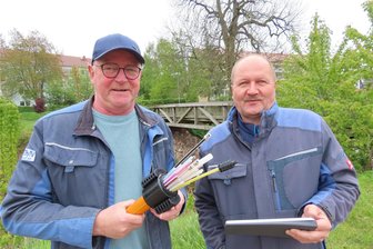 Schnelles Internet: Auch in Neukirchen sind mehrere Anbieter im Boot - City-TV-Chef Uwe Hildebrandt (links) und Mitarbeiter Heiko Weber am Einkaufszentrum „Pleißenanger“ in Neukirchen: Im Hintergrund befindet sich das am Pleißenweg angrenzende Neubaugebiet, das mit schnellem Internet versorgt werden kann.