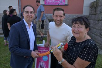 Schnelles Internet für Hartmannsdorf bei Kirchberg: Glasfaserausbau bis Ende 2025 - Hendrik König (Telekom/l.), Bürgermeister Christfried Nicolaus und MdL Kerstin Nicolaus (beide CDU).