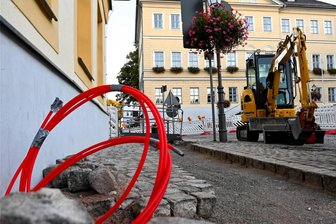 Schnelles Internet in Hainichen: Ausbau für High-Speed stockt - In Hainichen wird ein Glasfasernetz für das schnelle Internet verlegt. Ende September 2023 war der Markt noch eine der großen Baustellen. Nun müssen vor allem die Hausanschlüsse erfolgen.