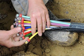 Schnelles Internet: Jetzt legt auch der Erzgebirgskreis los - Nach acht Jahren Vorbereitung startet nun auch der Erzgebirgskreis mit dem Ausbau des Glasfasernetzes für ein schnelles Internet. Im Herbst sollen in23 Orten die Bauarbeiten beginnen. 