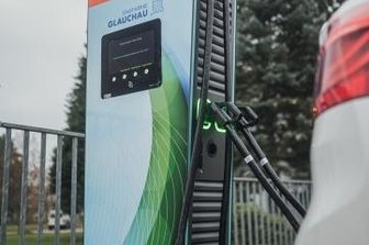 Schnellladen von E-Autos ist in Glauchau möglich - Diese Schnellladesäule ist an der Sachsenallee in Betrieb genommen worden.