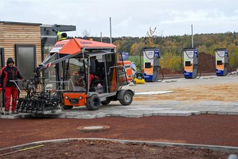Schnellladepark am Olipark Lichtenau an der A4 kurz vor der Fertigstellung - Die ersten Ladesäulen stehen bereits. Zurzeit laufen Pflasterarbeiten am künftigen Schnellladepark Lichtenau.