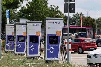 Schnellladepunkte in Glauchau am Netz - Am Kaufland in Glauchau-Jerisau hat die Firma EnBW vier Schnellladepunkte in Betrieb genommen. 