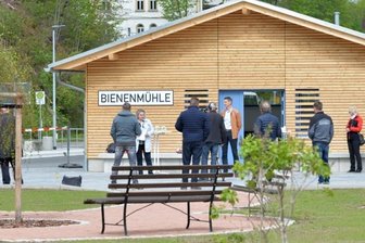 Schnittstelle braucht mehr Nahverkehr - Wo einst der Güterboden am Bahnhof im Ortszentrum von Bienenmühle stand, empfängt nun ein modernes Gebäude die Fahrgäste, wenn sie auf Bus oder Bahn warten müssen. Am Mittwoch wurde das neugestaltete Areal übergeben.