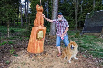 Schnitz-Event, Kartoffelfest und Oldtimer gibt’s auch: Das bietet das Wochenende im Raum Annaberg - In Geyer entsteht ein neuer Holzfigurenpfad zu erzgebirgischen Sagen. Am Wochenende arbeiten Schnitzer vor Publikum. Karl-Heinz Markert und Hund Wooli haben schon Figuren entdeckt.