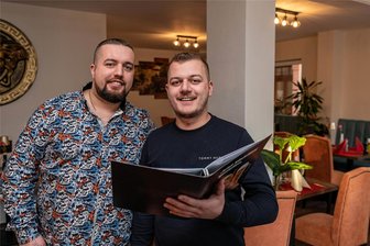 Schnitzel für 30 Euro? Wirte in Rochlitz und Penig einig: „Das machen wir nicht“ - Die Brüder Emirjon (l.) und Egzon Ndrepepaj haben in ihren Restaurants die Preise nach der Erhöhung der Mehrwertsteuer nicht angepasst.
