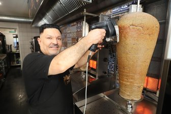 Schnitzel, Nudeln, Jalapeños: Diese Specials bei Döner-Kebab gibt es in Freiberg - Abdulrahman Dlowan betreibt den Orient-Döner an der Burgstraße in Freiberg.